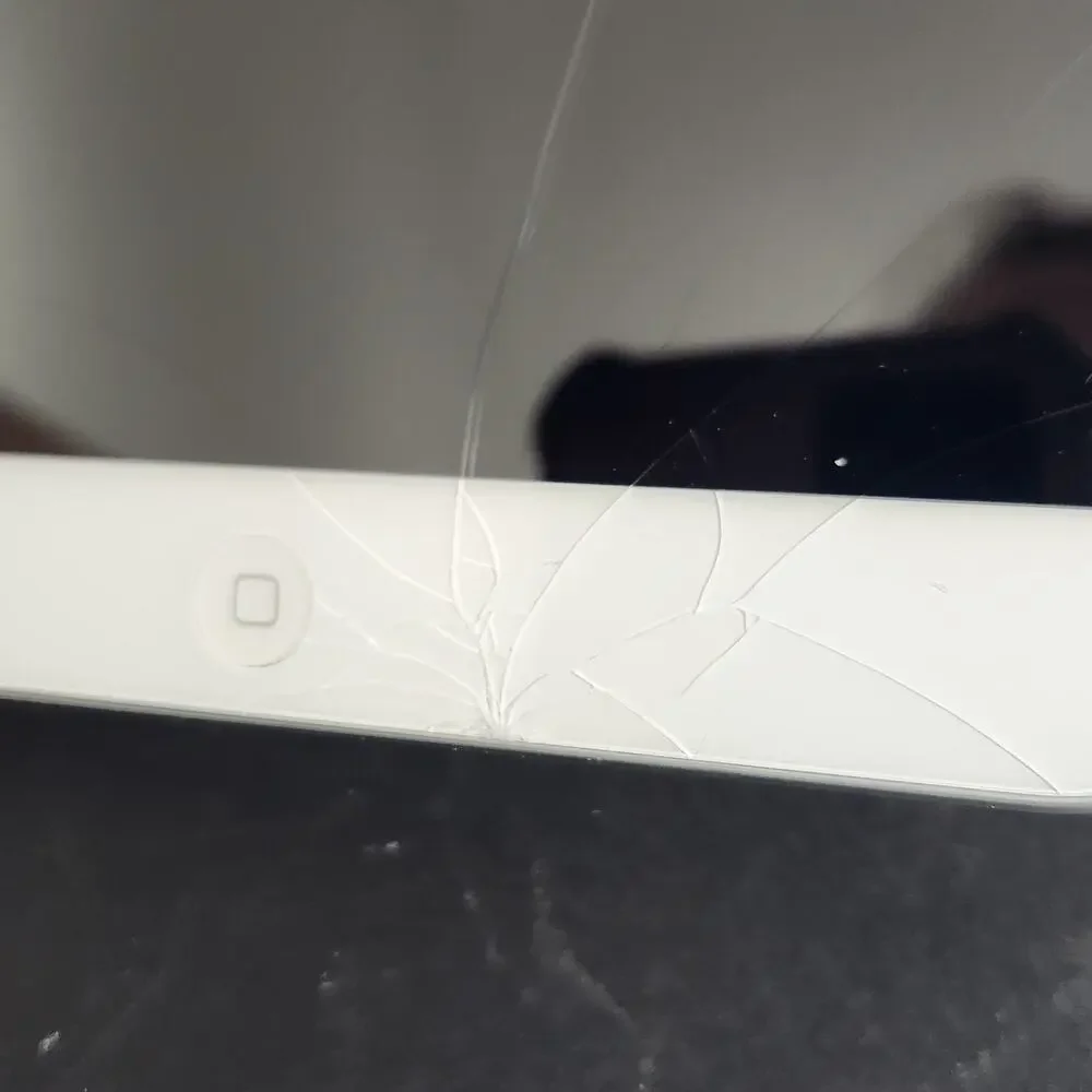 Apple iPad Mini 2 A1489 16 GB Wi-Fi 7.9in Broken Screen Turns On